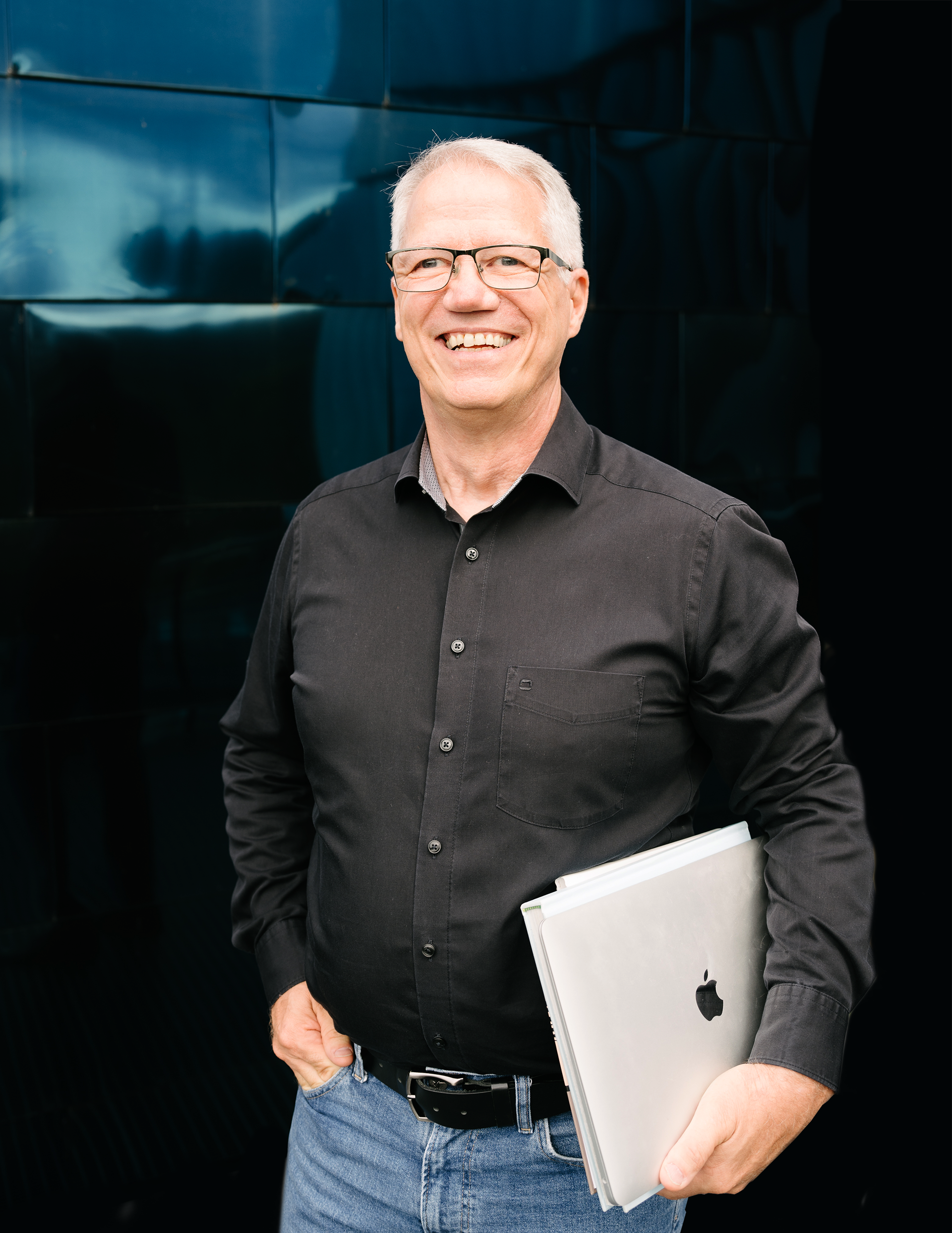Andreas Rind, Gründer und Trainer bei arinda, mit Apple Macbook